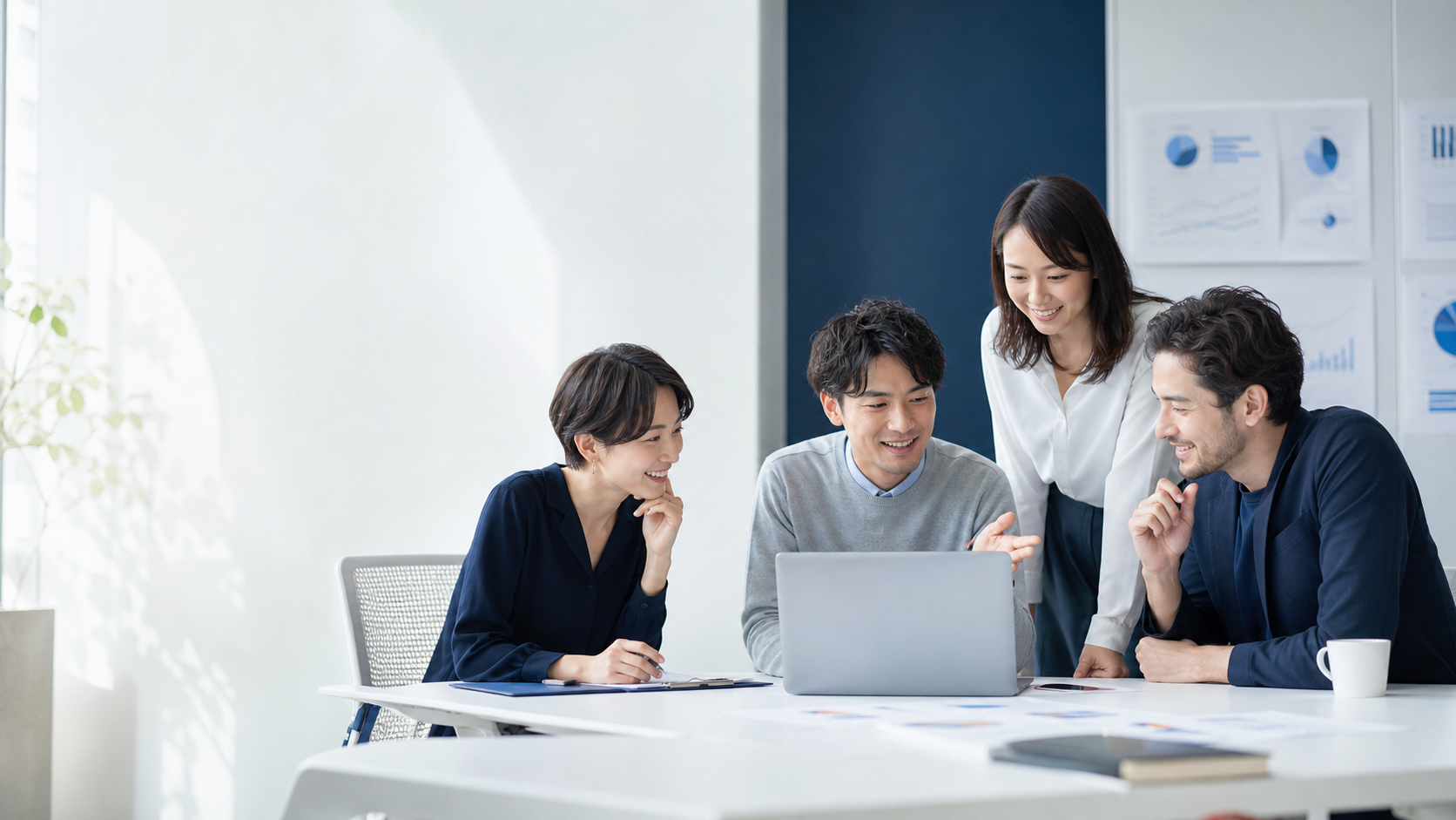 広告代理店のチームが打ち合わせをしている様子